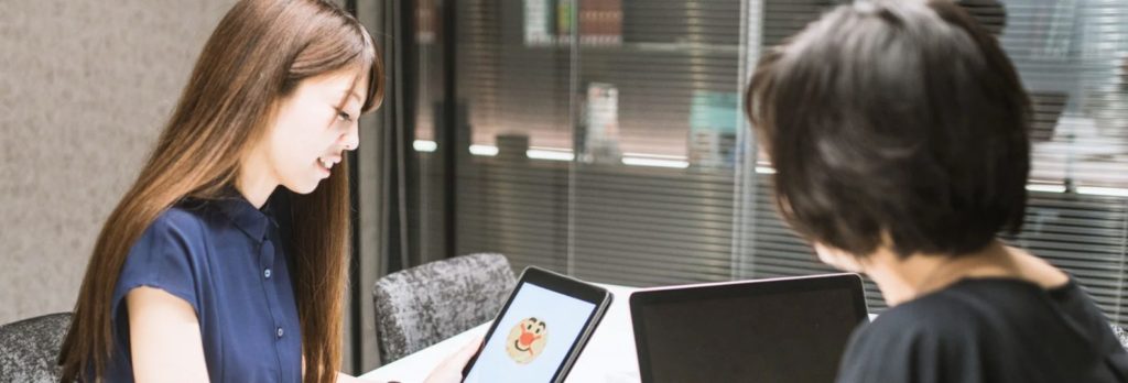 再発防止のための長期管理策で相談する女性